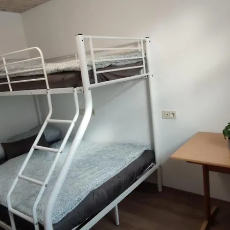 Lägenhet Ideales Monteurzimmer Fuer Bis Zu 3 Personen In Bester Lage L 1 Minute Zum Bahnhof L Innenstadtnaehe L Kueche L Free-wlan L Willkommen Im Hallo!-apartment 3 *