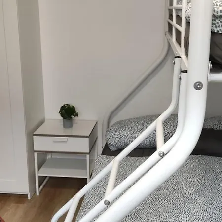 Lägenhet Ideales Monteurzimmer Fuer Bis Zu 3 Personen In Bester Lage L 1 Minute Zum Bahnhof L Innenstadtnaehe L Kueche L Free-wlan L Willkommen Im Hallo!-apartment 3