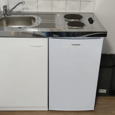 Appartement Ideales Monteurzimmer Fuer Bis Zu 3 Personen In Bester Lage L 1 Minute Zum Bahnhof L Innenstadtnaehe L Kueche L Free-wlan L Willkommen Im Hallo!-apartment 3 *